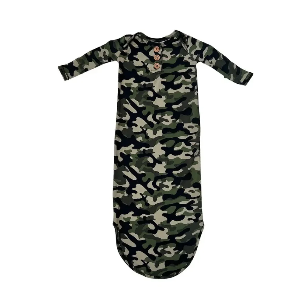 🦄 3/$36 Posh Peanut Boys Knotted Gown Size 0-3M Cadet Camo Bamboo Long Sleeve